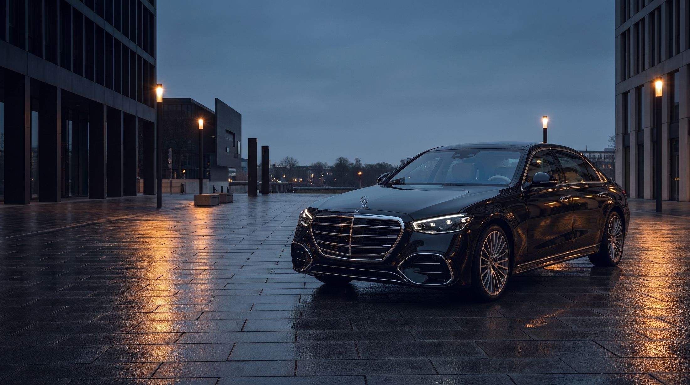 Crni Mercedes S Class čeka na kišom opranoj esplanadi u sumrak