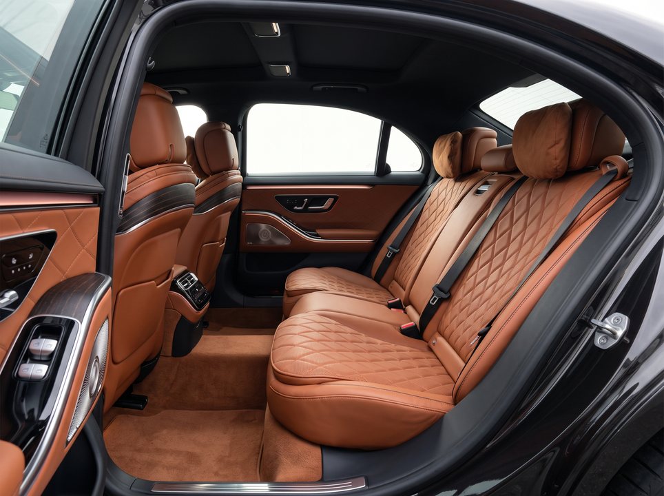 Prošivena braon kožna zadnja kabina Mercedes S Class vozila sa ambijentalnim osvetljenjem